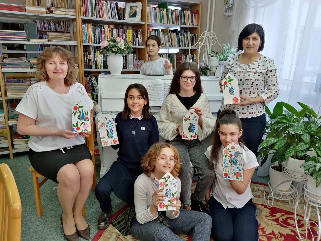 Участники мастер-класса по городецкой росписи в Центральной библиотеке