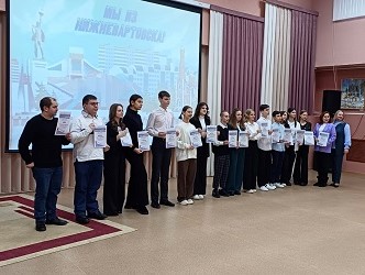 победители конкурса с дипломами в руках