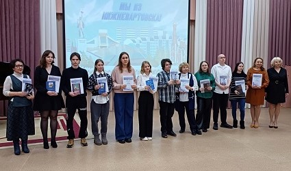 победители с дипломами в руках