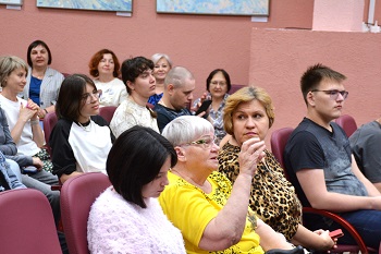 участница встречи задает вопрос